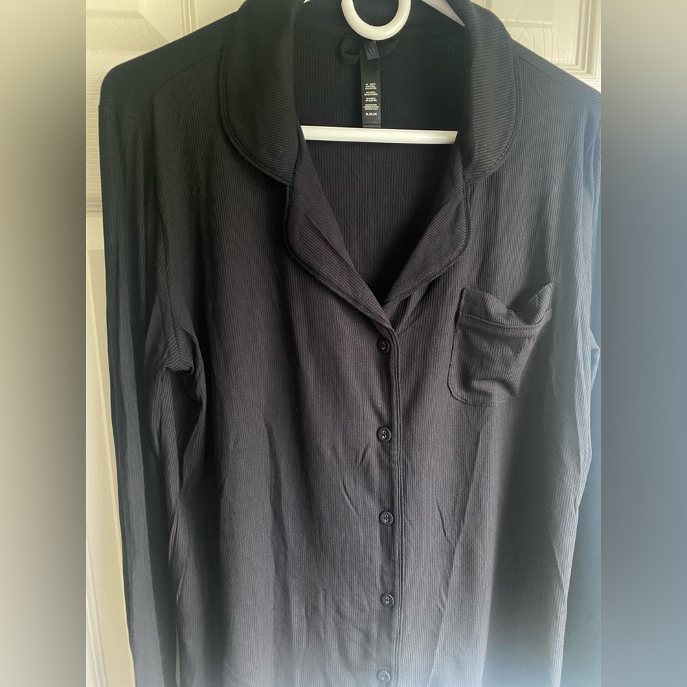 SKIMS Black V-Neck Lounge Top & Wide-Leg Pants - Picture 5 of 10